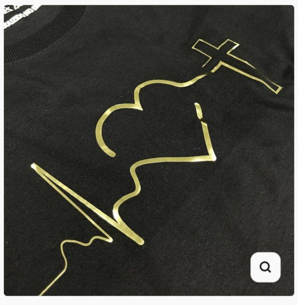 T'Shirt  Feminina Preta Bate Coração Dourado - Image 2